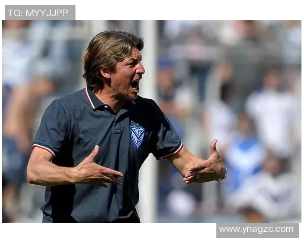 足球名将引领潮流 跨越时代的传奇与辉煌成就分析