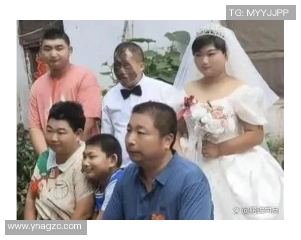 他与足球明星的神似之处让人惊叹不已仿佛是亲兄弟般的面孔对比